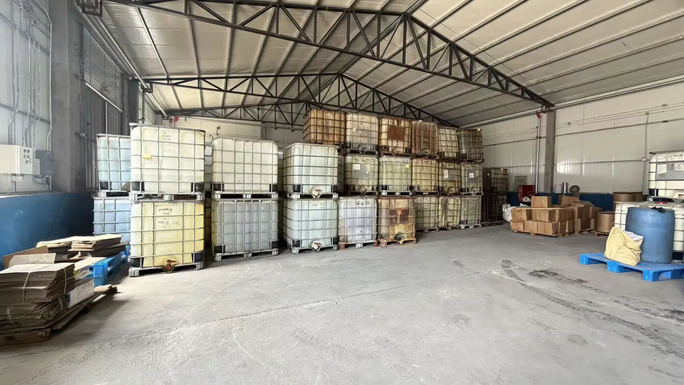 Bitmiş pestisitlerin depolanması için depo (2) Bitmiş pestisitlerin depolandığı depo 2